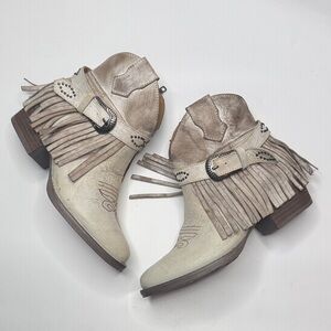 Sterling River Women's Distressed White with Fringe R-Toe Booties S-410 Sz 7